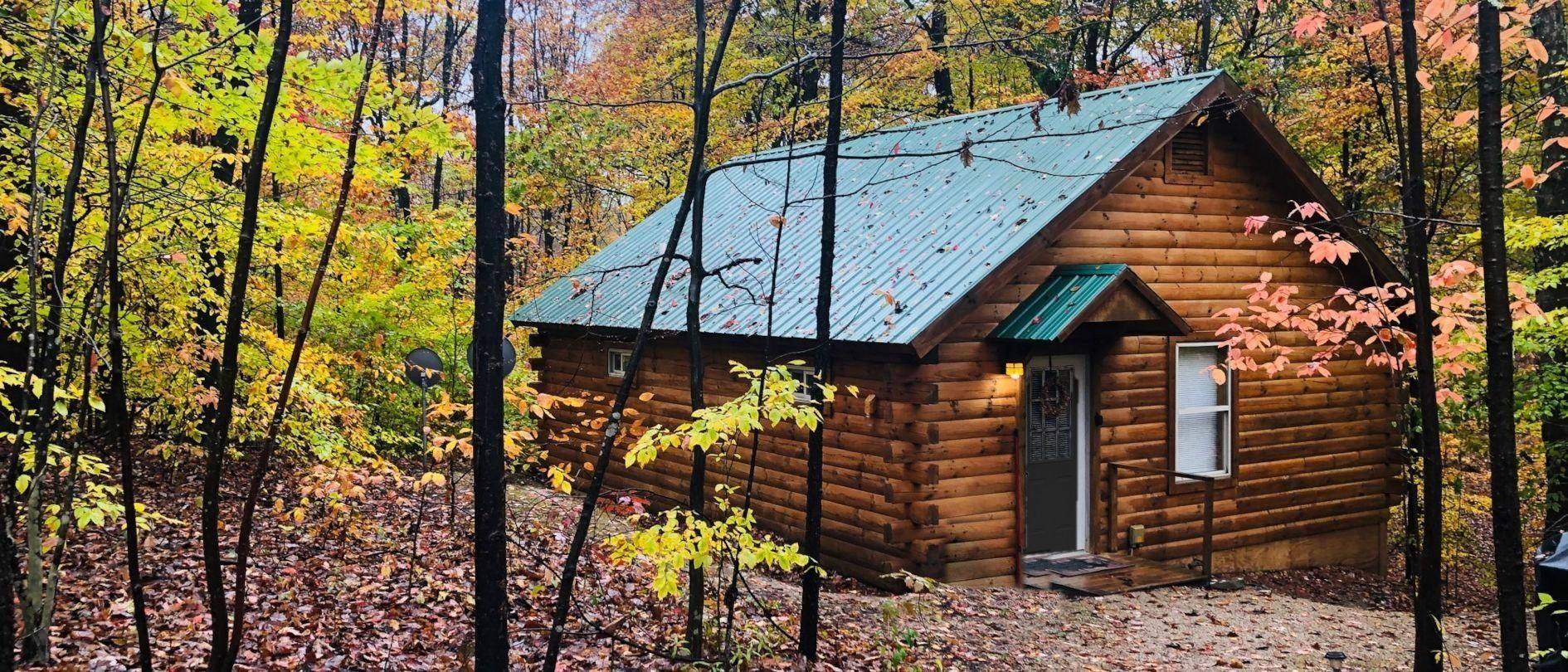 A cabin nestled in the green summer woods of the Hocking Hills