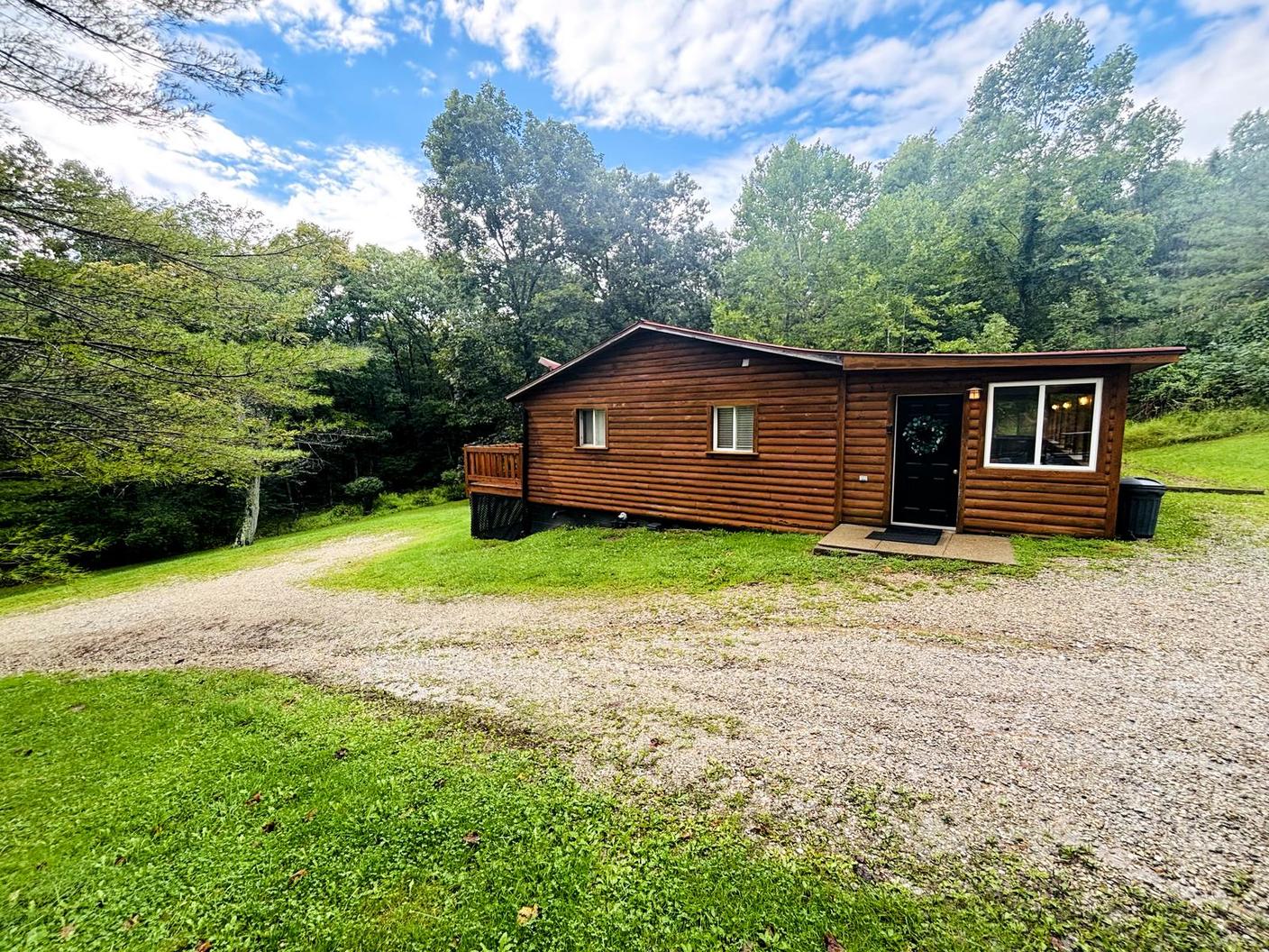 Red Oak Cabin — private fishing pond in the woods